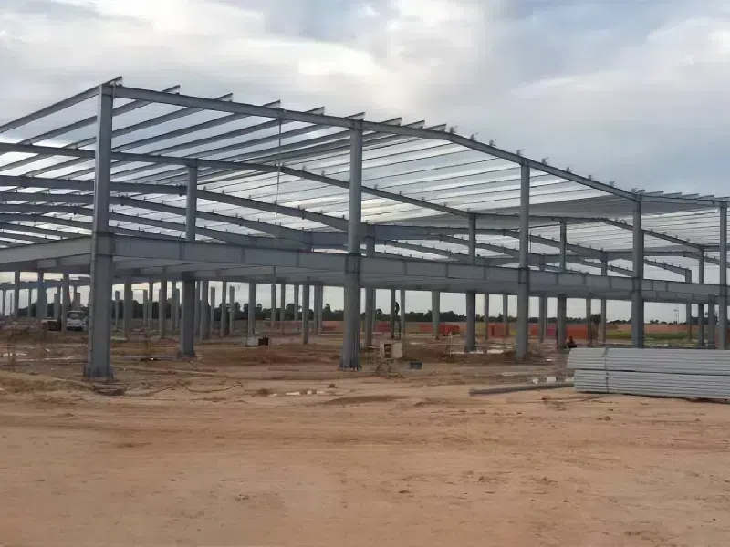 Como a segurança e a estabilidade de uma estrutura de aço podem ser mantidas?